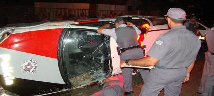 Viatura da PM bate em muro e tomba