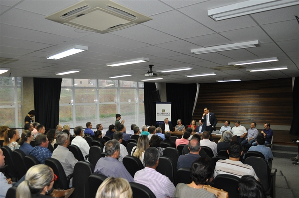O secretário Rogério Luiz Zeraik Abdalla foi recepcionado no Centro de Cultura e Turismo (Foto: Daniel Castro/A Cidade)