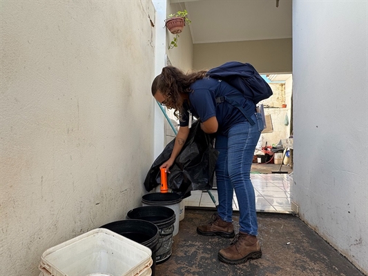 Os agentes da Vigilância Ambiental percorrem a região determinada devidamente identificados com crachá e uniforme  Foto: Prefeitura de Votuporanga