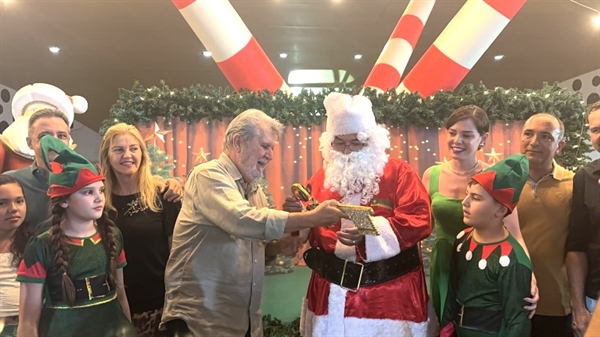 O Papai Noel percorrerá as ruas de Votuporanga em carreata e depois receberá as chaves da cidade do prefeito Jorge Seba (Foto: A Cidade)