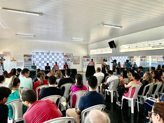 Cerimônia reuniu técnicos do Governo, o secretário municipal de Esportes, Marcelo Stringari, e profissionais de educação física (Foto: Prefeitura de Votuporanga)