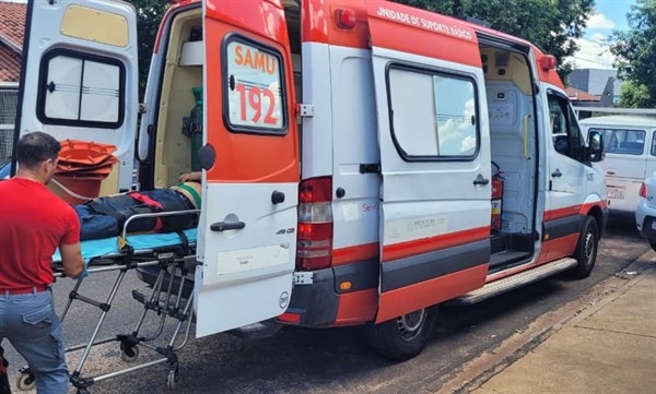Homem é socorrido pelo Samu após cair de telhado em Votuporanga (Foto: A Cidade)