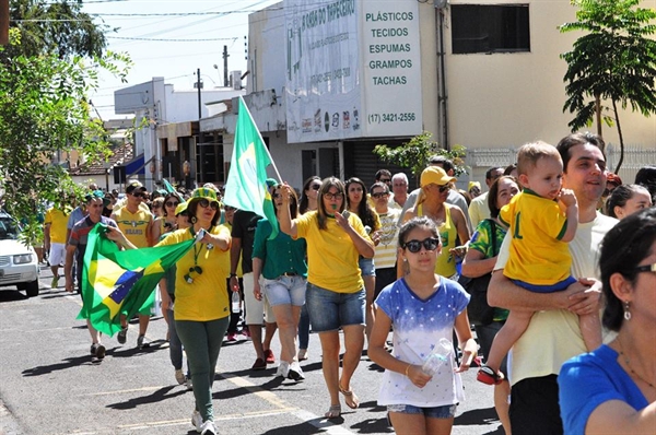 Manifestação no município reúne centenas de pessoas 