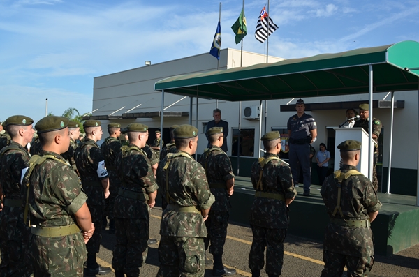 Autoridades civis e militares acompanharam a cerimônia no Tiro de Guerra de Votuporanga (Foto: A Cidade)