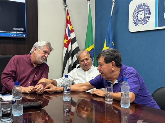 O  ex-prefeito de Rio Preto, Edinho Araújo, em visita ao gabinete do prefeito Jorge Seba, acompanhado também pelo colunista (Foto: Divulgação )