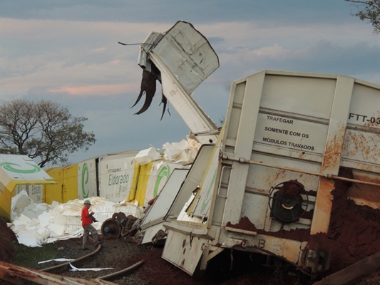 Trem descarrila e assusta moradores de Cosmora