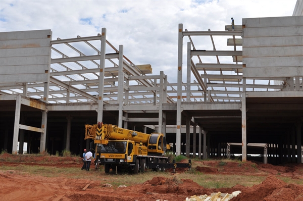 Shopping retoma atividades com colocação de telhado 