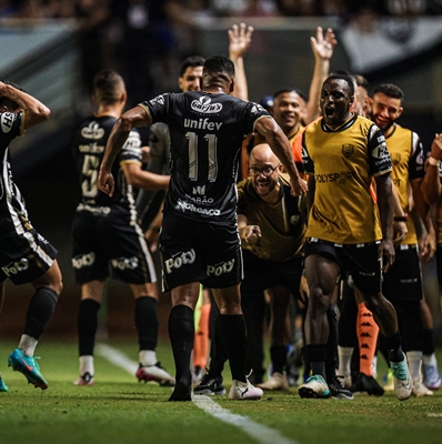 Rogério Corrêa ponta para o pé esquerdo de Edson na comemoração do gol  (Foto: Pedro Zacchi/Agência Paulistão)