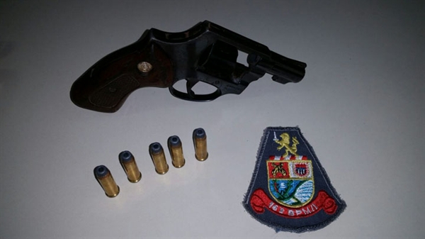 Homem é detido por porte ilegal de arma de fogo e várias munições