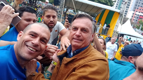 Quatro votuporanguenses deixaram a cidade ontem pela manhã e foram para Presidente Prudente acompanhar o presidente Bolsonaro (Foto: Arquivo pessoal)