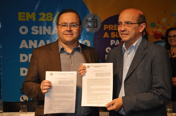 Carlos Saldanha e o prefeito João Dado no evento de assinatura do acordo na manhã de ontem na cidade (Foto: Divulgação/Prefeitura de Votuporanga) 