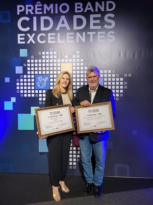 O prefeito Jorge Seba, acompanhado da primeira-dama, Rose Seba, recebeu a premiação (Foto: Prefeitura de Votuporanga)