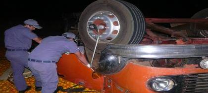 Caminhão capota e mata motorista na rodovia