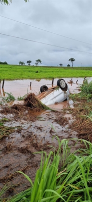 A mulher perdeu o controle do veículo devido à aquaplanagem causada por poças d'água acumuladas na pista Foto: Arquivo pessoal