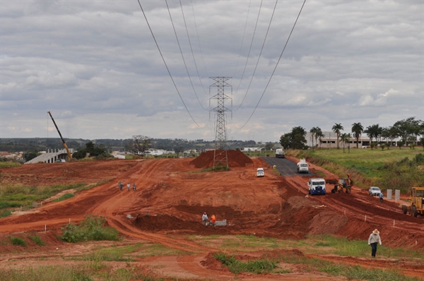 Avenida Mário Pozzobon começa a receber asfalto nas proximidades do novo estádio Plínio Marin 