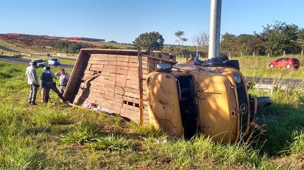 Caminhão tomba no acostamento da rodovia SP-320