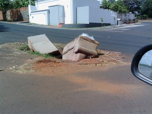 Buraco na rua Copacabana incomoda moradores