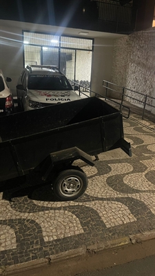 Indivíduo já era conhecido da polícia por ocorrências anteriores de roubo e furto e foi pego empurrando a ‘carretinha’ (Foto: Reprodução)