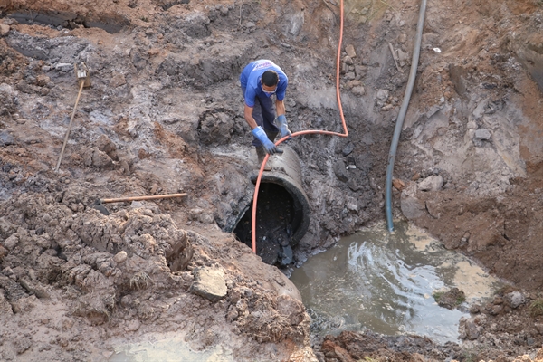 Substituição dos tubos foi feita de forma emergencial pela Saev Ambiental para cessar o vazamento de esgoto  (Foto: Prefeitura de Votuporanga)