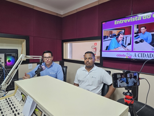 Alessandro Boska, gerente do Sicredi, e Saulo Souza, vendedor da BYD, estiveram na rádio Cidade FM para falar sobre o “Dia de Negócios”  (Foto: A Cidade)