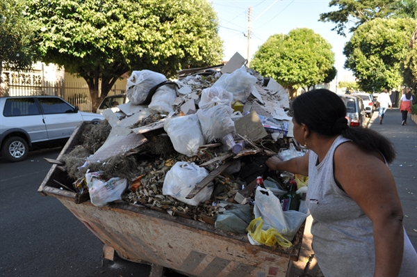 Caçamba acumula até lixo doméstico  e sua retirada gera divergências 