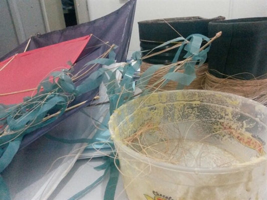 Meninos são flagrados por policiais preparando linha de pipa com cerol