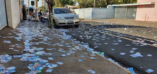 As frentes das escolas de Votuporanga e região estão de dar vergonha para quem por ali passa; Além da sujeita, o risco eminente de acidentes com pessoas escorregando se torna ainda mais