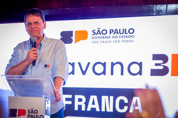 O governador Tarcísio de Freitas começa o dia com uma entrevista na rádio Cidade FM 94,7. Na foto, ao lado do jornalista João Carlos Ferreira.