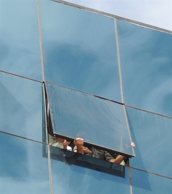 Vidraça de prédio da ACV quase despenca e mobiliza bombeiros