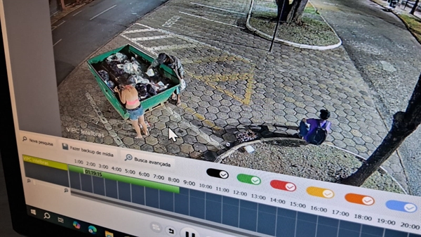 Os equipamentos flagraram vândalos rasgando os sacos de lixo depositados corretamente por feirantes em um container (Foto: Reprodução)