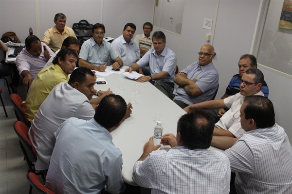 Vereadores discutem abertura ininterrupta de rede de farmácias