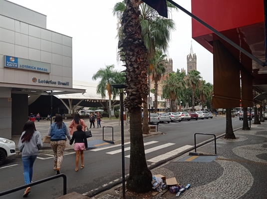 A maioria dos estabelecimentos permanecerão fechados hoje, mas voltam a funcionar normalmente amanhã (Foto: A Cidade)