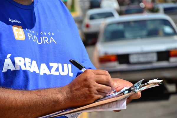 Parlamentar questiona contrato da Área Azul 