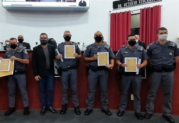 Luís Fernando Cipriano da Silva, Cleber Fabiano Sabatin, Márcio André Silva e o soldado Gustavo Fernandes foram homenageados (Foto: Assessoria)