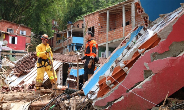 A situação causou ainda falta de água e energia elétrica em diversos pontos do município (Foto: Agência Brasil)