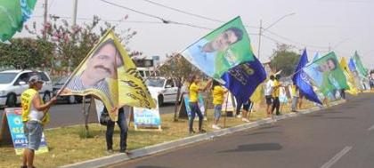Candidatos causam poluição visual em avenida