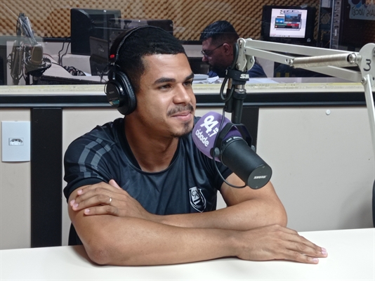 O zagueiro Léo Paraiso participou do programa Bola em Jogo, da rádio Cidade FM 9407 (Foto: A Cidade)