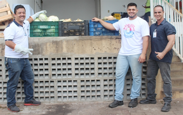 A família Fontoura dedicou parte da colheita da Estância Ebenézer para a Santa Casa de Votuporanga (Foto: Divulgação/Santa Casa)