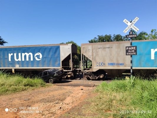 O acidente ocorreu em uma passagem de nível da linha férrea que corta o distrito de Simonsen (foto: Divulgação)