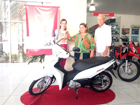 A gerente do Ville Hotel Gramadão, Silvia Dornelas, entregou as chaves de uma moto 0km para representantes da Casa da Criança (Foto: Reprodução/Instagram)