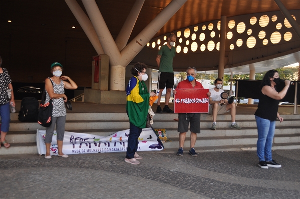 Manifestantes protestaram em Votuporanga contra o presidente Jair Bolsonaro e contra a Reforma Administrativa (Foto: A Cidade)
