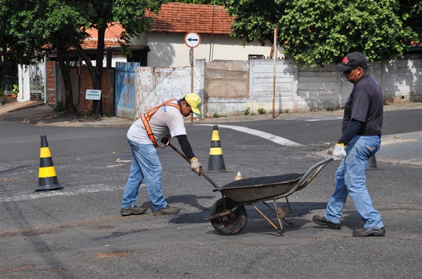 Segundo a Prefeitura de Votuporanga a operação tapa-buracos ocorre durante todo o ano (Foto: Divulgação/Prefeitura de Votuporanga)