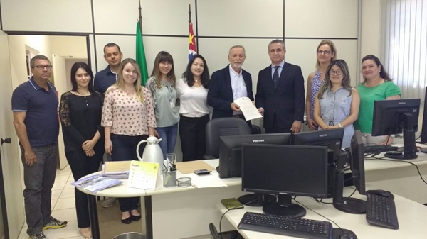 Servidores e juiz do Trabalho junto com o diretor executivo do Hospital de Câncer de Barretos (Foto: Arquivo Pessoal)