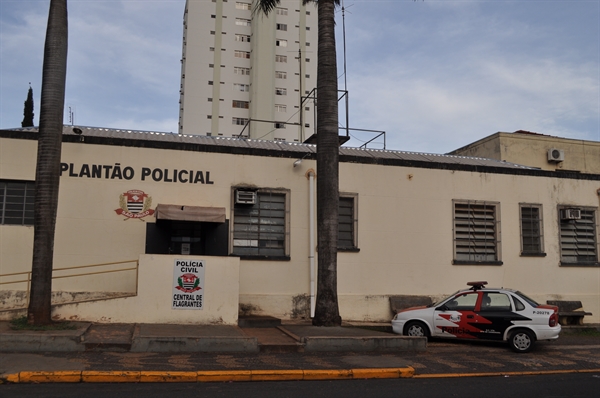 O acusado estava embalando porções de crack dentro de seu veículo no momento do flagrante (Foto: A Cidade)