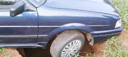 Automóvel cai em tubulação aberta pela chuva 