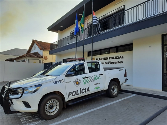 Após constatar que o indivíduo tinha um mandado de prisão e passagem por tráfico, a Polícia Ambiental o encaminhou para a Delegacia de Votuporanga (Foto: Divulgação/Polícia Militar Ambiental)