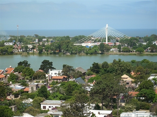 Vista da Ponte Américas no horizonte de Canelones, na divisa com a capital Montevidéu    Foto: Divulgação