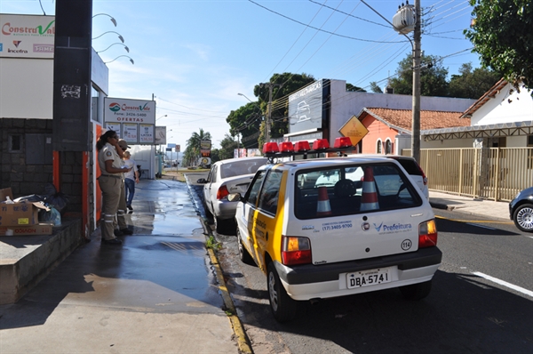 Agentes de trânsito aplicam multas  em carro estacionado na Itacolomi