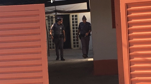 Policiais dentro da casa onde o homem matou as vítimas (Foto: Patrick Lima/TV TEM)