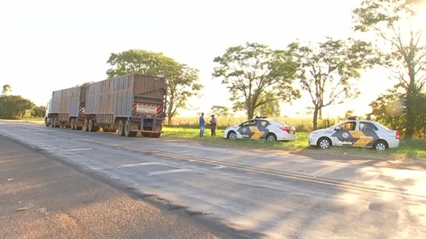  Polícia Rodoviária Estadual fiscaliza caminhoneiros em rodovias do noroeste paulista (Foto: Reprodução/TV TEM) 